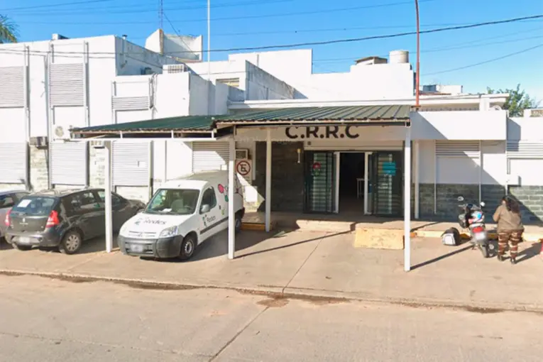 Salió enojada de un centro de salud de Paraná y tiró piedras provocando daños en un auto - imagen de origen