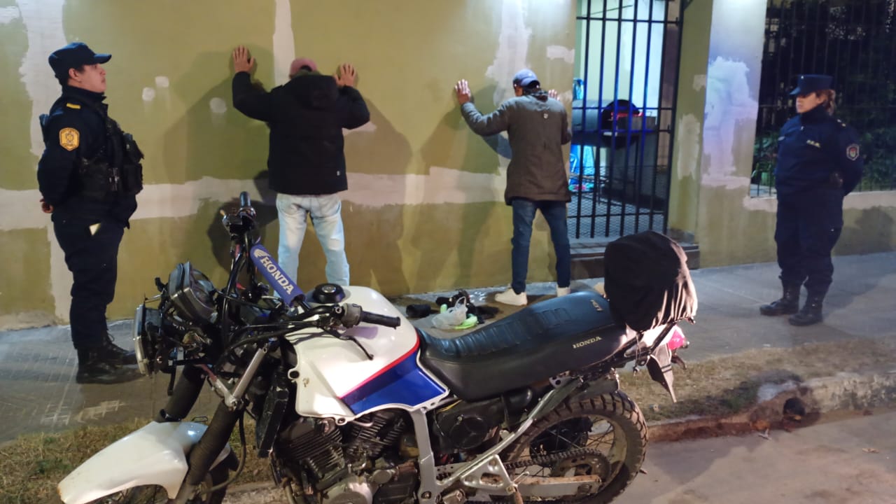 Concordia: secuestran cocaína, retienen una moto y detienen a un joven en un procedimiento policial - 7PAGINAS - imagen de origen