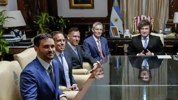 Milei pidió que las big tech se instalen en Argentina: propone una ley de IA sin controles y empresas sin personas - imagen de origen