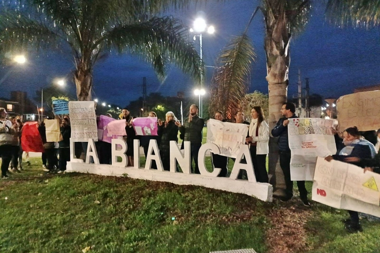 Protesta y reclamos por el estado de una escuela en la entrada de La Bianca - imagen de origen