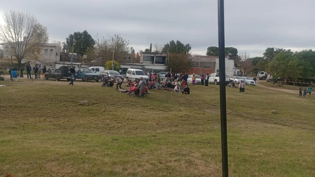 Realizan una colecta de abrigo para el comedor “carita feliz” frente al Monumento Urquiza - imagen de origen