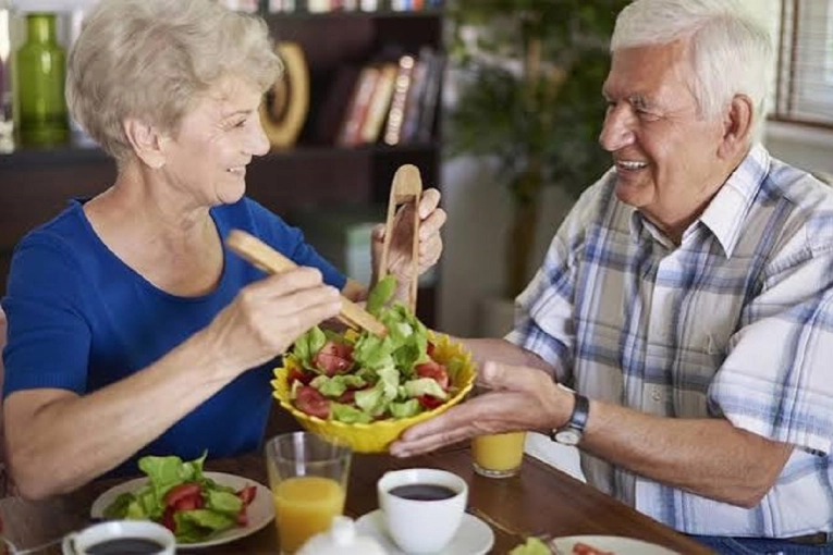 Un centenar de trabajadores del cuidado se capacitaron en alimentación saludable para personas mayores - imagen de origen