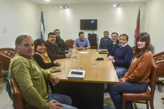Senadores justicialistas recibieron a representantes gremiales de Vialidad Nacional y expresaron su acompañamiento a los trabajadores - imagen de origen