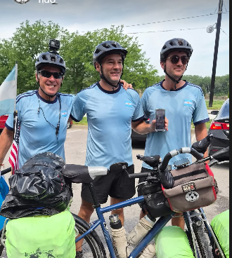 Los biciviajeros en Kansas: más de 20 ciclistas estadounidenses esperando, ronda de prensa y el hotel de la Selección - imagen de origen