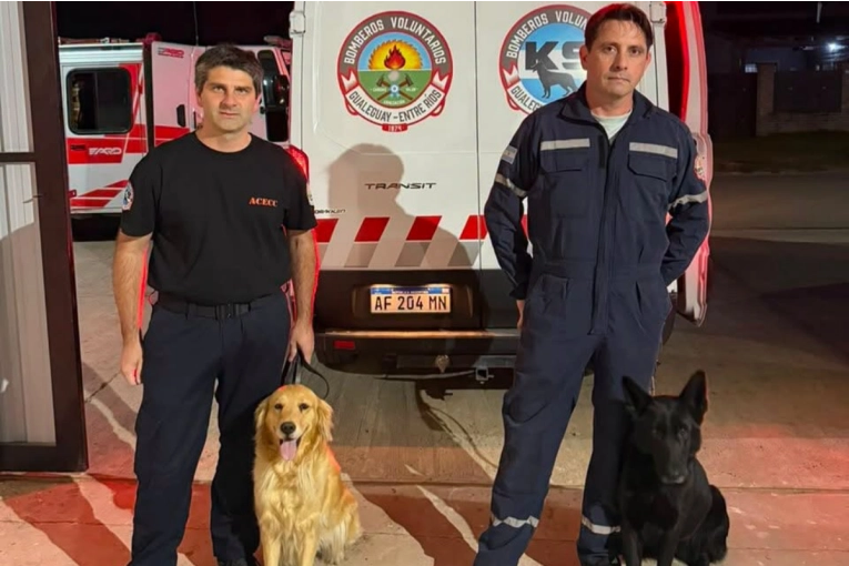 Bomberos entrerrianos viajan a Venezuela con perros de la brigada K9 para colaborar en tareas de rescate - imagen de origen
