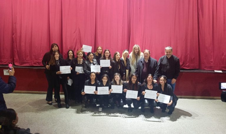 Entregaron certificados a egresados del Centro Municipal de Capacitación Laboral - imagen de origen