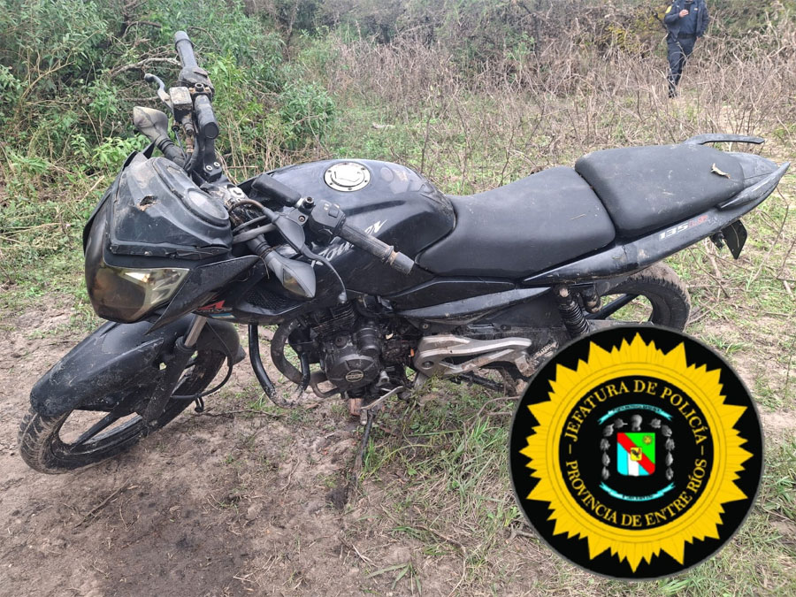 Vecinos pasaban la tarde en el arroyo y encontraron una moto sumergida que había sido robada en 2025 - imagen de origen