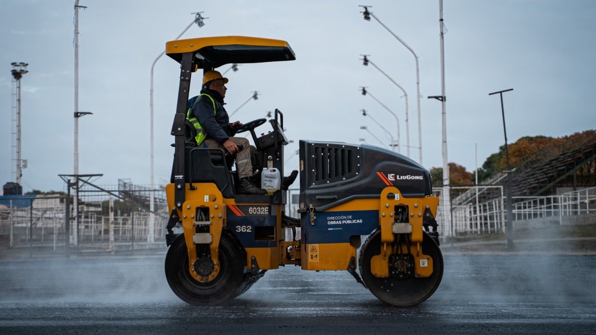 Reasfaltaron una cuadra frente al Corsódromo con el material que sobró del Boulevard Pedro Jurado - imagen de origen