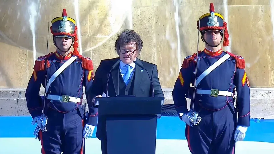 Milei respaldó a Adorni en el Día de la Bandera y reivindicó a Belgrano como el "primer intelectual liberal económico" - imagen de origen