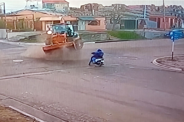 El maquinista alcoholizado que chocó siete vehículos también estuvo a punto de aplastar a un motociclista - imagen de origen