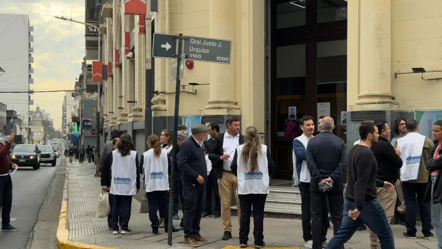 Paraná: bancarios protestan por despidos arbitrarios en la sucursal del Banco Hipotecario | Análisis - imagen de origen