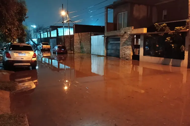Reportaron anegamiento en una zona y brindaron asistencia en barrios de Paraná tras la tormenta - imagen de origen