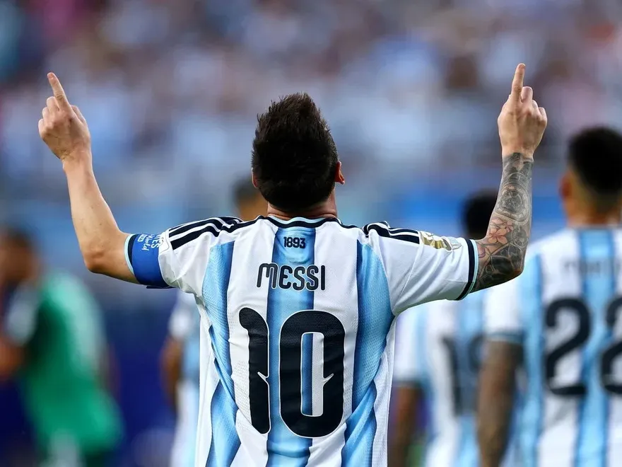 Qué representaba cada parche que tenía Messi en la camiseta - imagen de origen