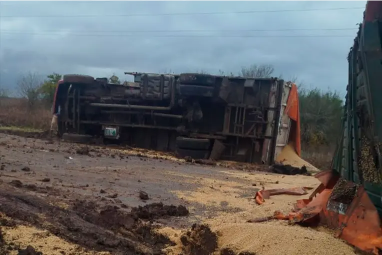 Volcó un camión en Ruta 12 y otros dos transportes quedaron involucrados en el accidente - imagen de origen