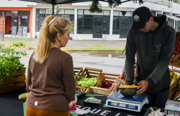 “La Feria en tu Barrio” llega a San Agustín, Escuela Hogar y Plaza Sáenz Peña de Paraná - imagen de origen