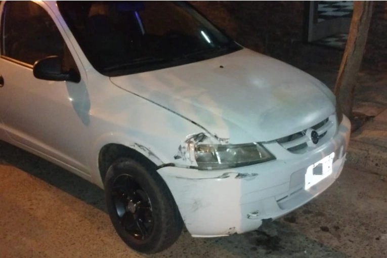 Lo encontraron durmiendo en su camioneta luego de chocar un auto estacionado - imagen de origen
