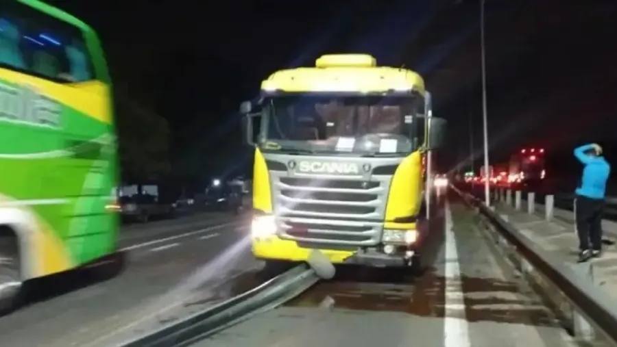Un camión chocó con un guardarraíl de la ruta 168 y hay demoras entre Paraná y Santa Fe | Análisis - imagen de origen