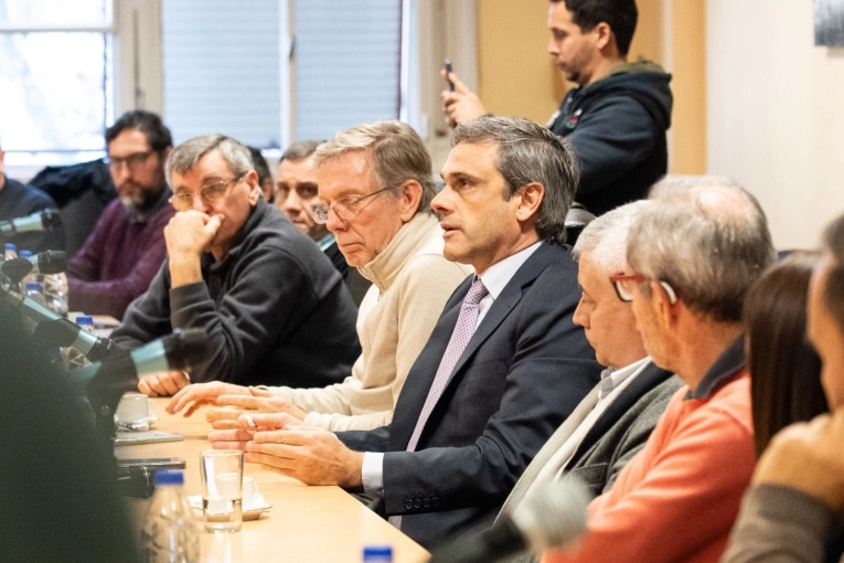 Dirigentes políticos, sindicales y empresariales crearon una mesa conjunta para analizar la crisis de la Granja Tres Arroyos - imagen de origen