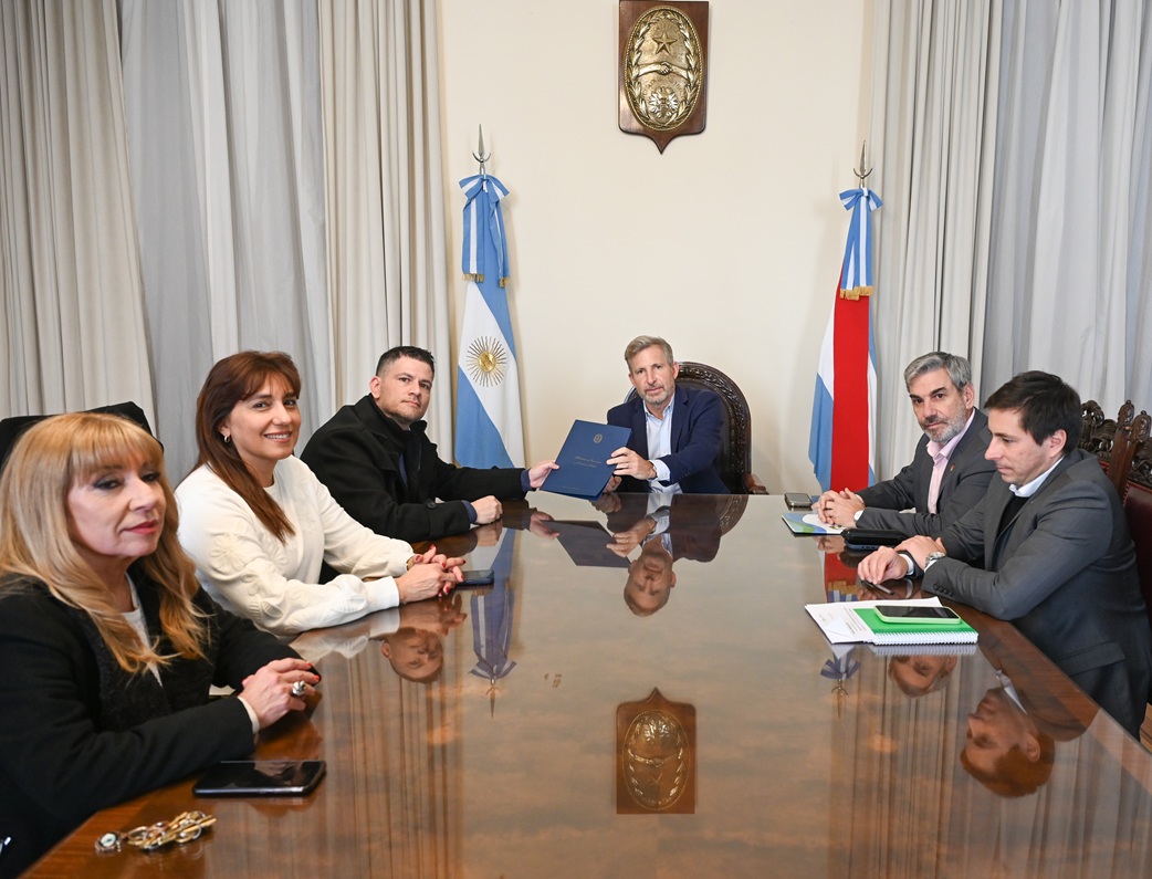 Frigerio sentó a la misma mesa a Arévalo y Domínguez - imagen de origen