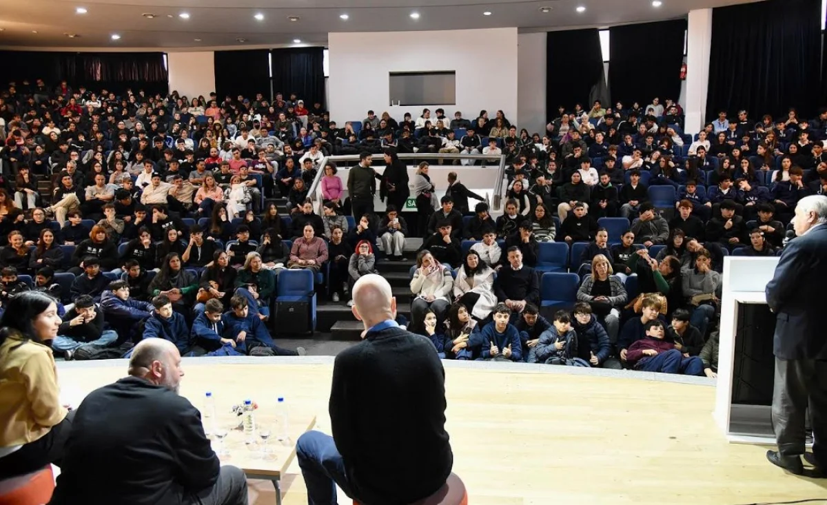 Más de 350 estudiantes participaron de una charla sobre ludopatía y apuestas digitales con Cayetano - imagen de origen